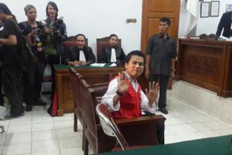 Mucikari artis Robby Abbas (32) saat menjalani persidangan di Pengadilan Negeri Jakarta Selatan, Selasa (22/9/2015).