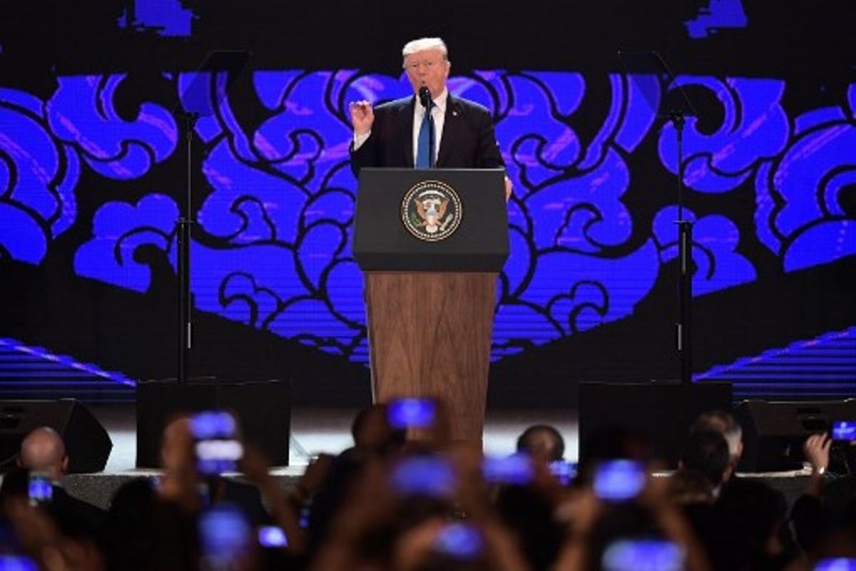 Presiden Amerika Serikat berpidato pada KTT APEC 2017, di Vietnam, Jumat (10/11/2017). (AFP/Anthony Wallace)