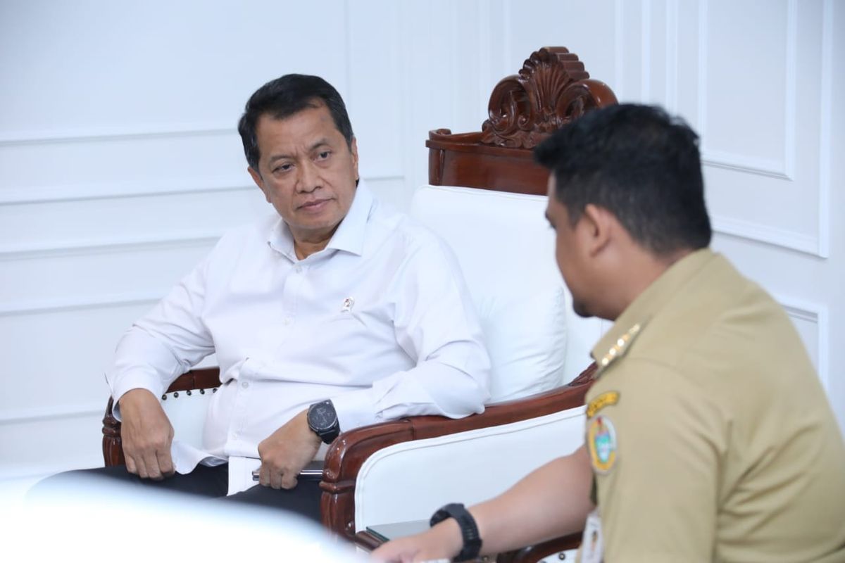 Wakil Menteri Pendayagunaan Aparatur Negara dan Reformasi Birokrasi (PANRB) Purwadi Arianto dalam petermuan dengan Gubernur Sumatera Utara Bobby Nasution di Kantor Gubernur Sumatera Utara, Medan, Senin (23/2/2026).
