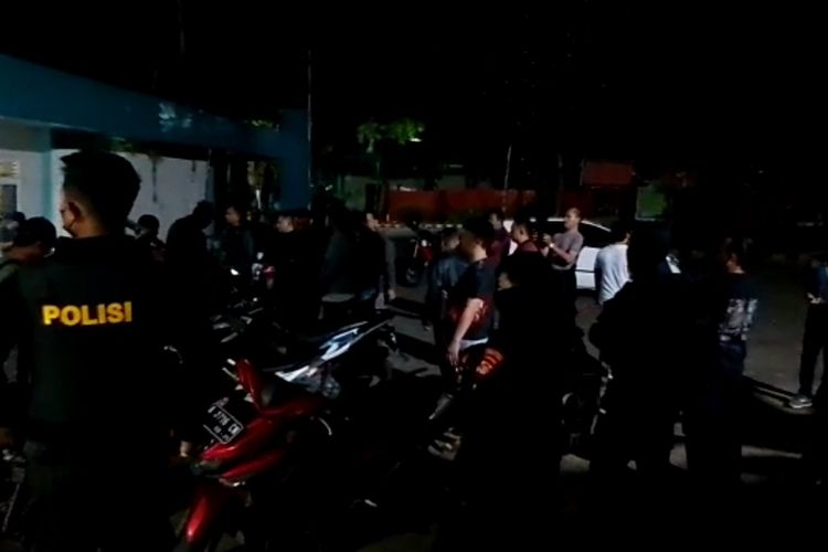 Anggota kepolisian Polresta Bandar Lampung menyisir sekitar kompleks Fakultas Ekonomi dan Bisnis (FEB) Universitas Lampung (Unila) untuk membubarkan mahasiswa yang tawuran pada Kamis (22/9/2022) malam. Belum diketahui penyebab terjadinya tawuran tersebut.