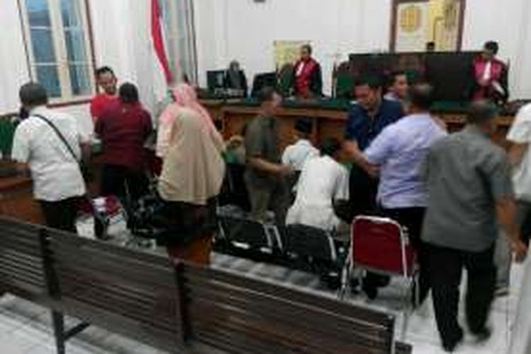 Pengadilan Tindak Pidana Korupsi (Tipikor) Makassar memvonis bebas mantan Walikota Parepare, Sjamsu Alam dan 18 mantan anggota DPRD Parepare terkait kasus dugaan korupsi tunjangan perumahan, Rabu (16/3/2016).
