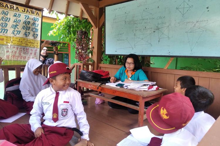 Sebagian siswa SDN 2 Mlilir terpaksa belajar di gazebo halaman sekolah, Senin (14/11/2022). Gegaranya, pondasi sekolah tersebut ambrol pada Selasa (8/11/2022)