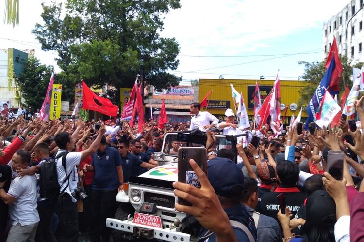 Capres Jokowi menyapa pendukungnya di Purwokerto, Jawa Tengah, Kamis (4/4/2019)