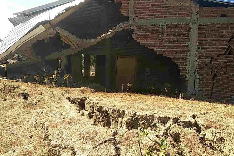Rumah warga ambruk akibat retakan tanah di Bima, Rabu (7/6/2023).