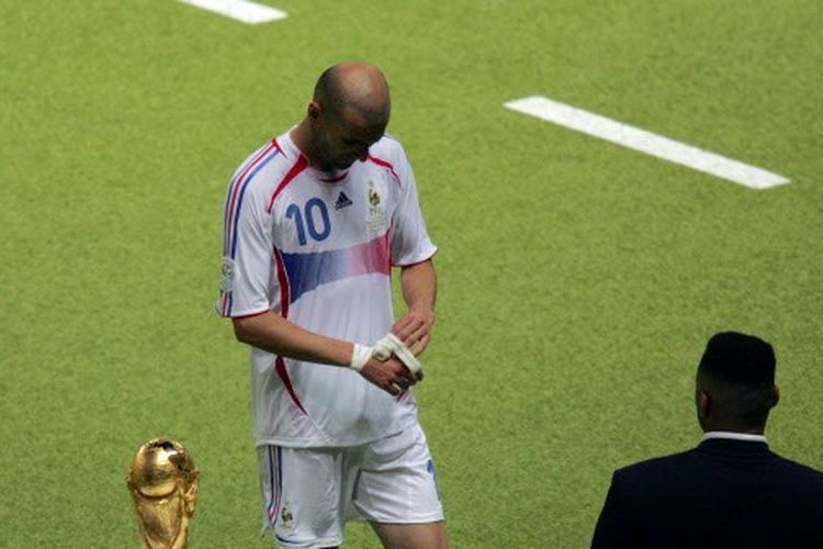 Zinedine Zidane berjalan tertunduk meninggalkan lapangan usai diganjar kartu merah dalam laga Italia vs Perancis pada final Piala Dunia 2006 di Stadion Olympia, Berlin, pada 9 Juli 2006. Zidane diusir wasit usai menanduk dada bek Italia, Marco Materazzi.