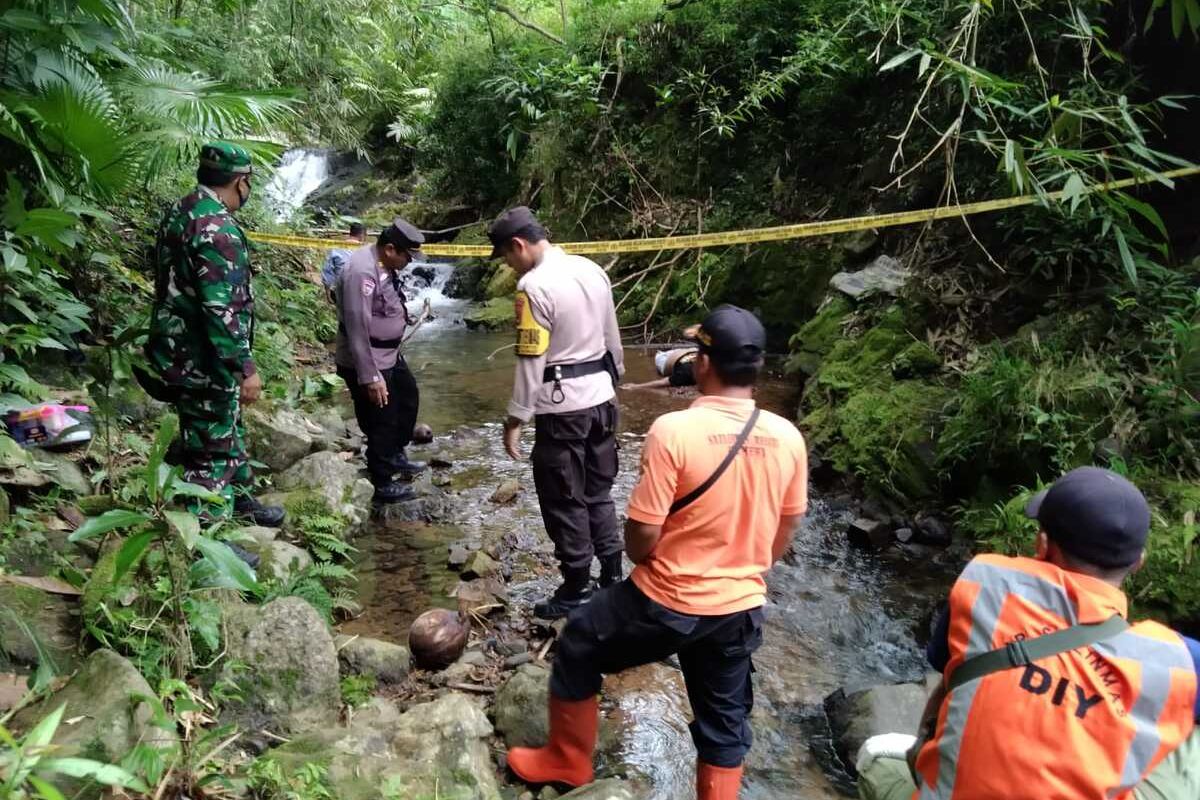 Polisi memasang garis polisi dan mengolah TKP anak tewas kesetrum di sebuah sungai di wilayah Sungapan I, Kalurahan Hargotirto, Kapanewon Kokap, Kabupaten Kulon Progo, Daerah Istimewa Yogyakarta.