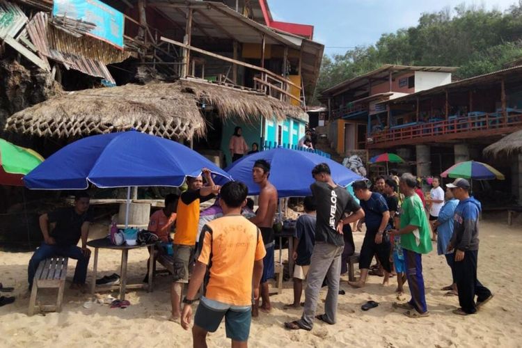 Petugas mengevakuasi dua wisatawan asal Depok, Jawa Barat, yang terseret ombak di Pantai Watu Lawang, Gunungkidul. Jumat (29/12/2023)