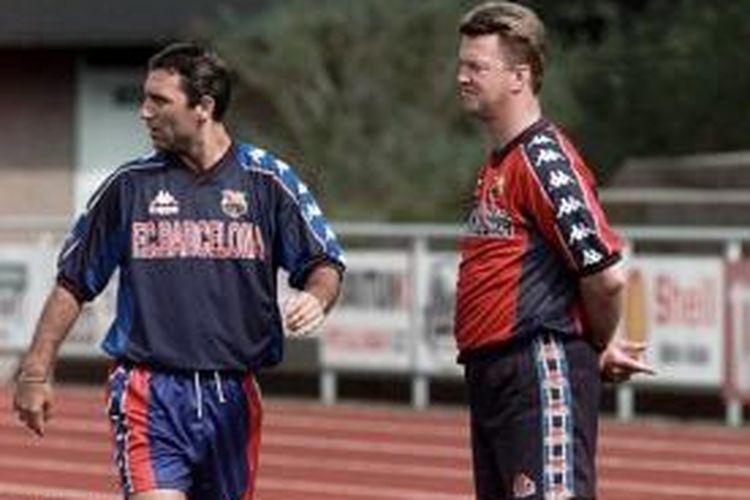Hristo Stoichkov (kiri) dan Luis van Gaal (kanan) saat masih berstatus sebagai pemain dan pelatih di Barcelona. 