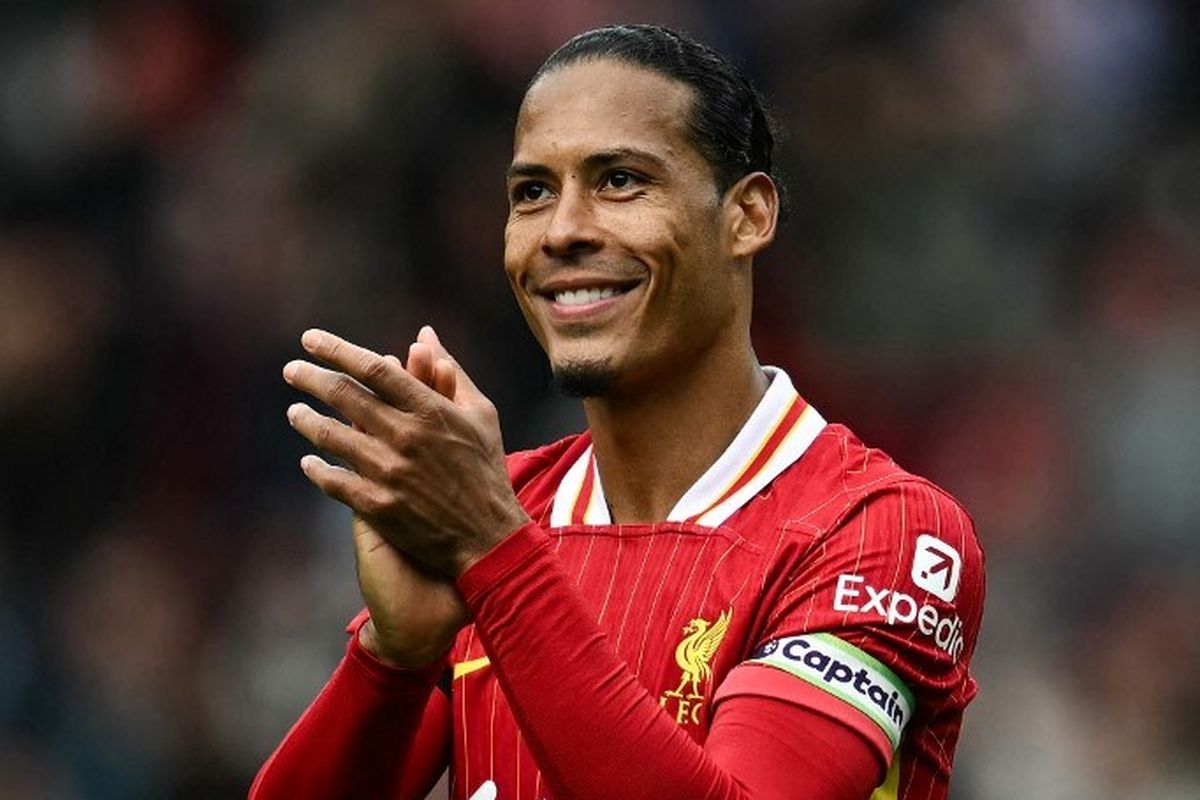 Bek Liverpool Virgil van Dijk bertepuk tangan di akhir pertandingan sepak bola Liga Inggris antara Liverpool dan West Ham United di Anfield di Liverpool, Inggris barat laut pada 13 April 2025. Liverpool menang 2 - 1 melawan West Ham United.