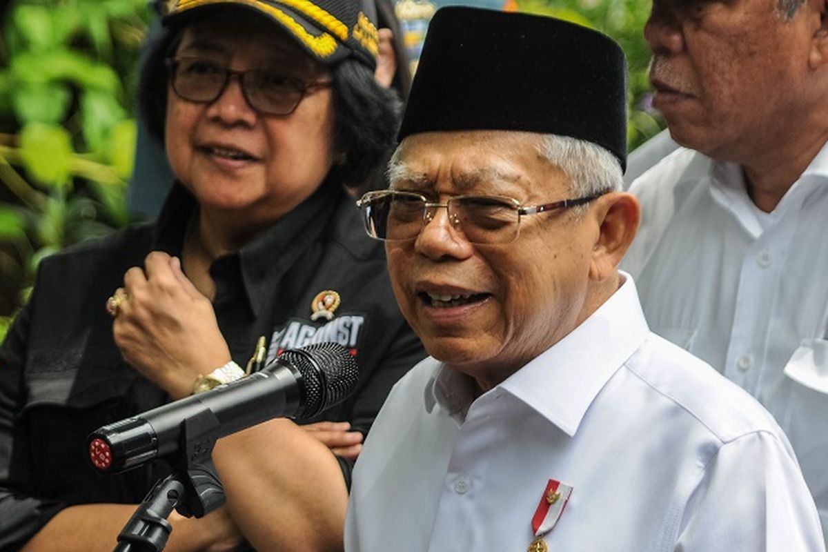 Wakil Presiden Maruf Amin (tengah) ditemani sejumlah menteri dan kepala daerah menjawab pertanyaan wartawan di Pendopo Bupati Lebak, Banten, Kamis (30/1/2020). Maruf Amin menyebutkan pemulihan pascabencana longsor dan banjir bandang sudah dalam proses pelaksanaan seperti pembangunan 12 jembatan yang rusak, gedung sekolah, relokasi tempat korban bencana, dan kompensasi berupa uang tunai bagi korban yang ingin membangun kembali rumahnya. ANTARA FOTO/Muhammad Bagus Khoirunas/af/pd.