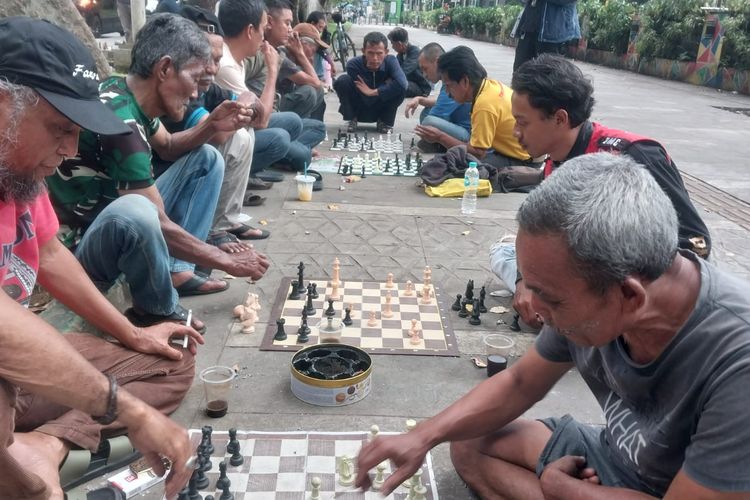Di Trotoar Juanda Bogor, Warga Ramai Main Catur demi Usir Stres