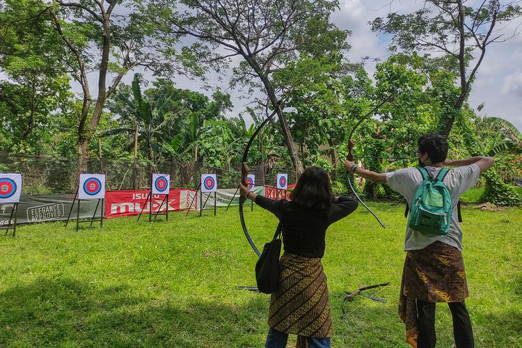 Belajar memanah di Desa Wisata Wayang, Klaten.