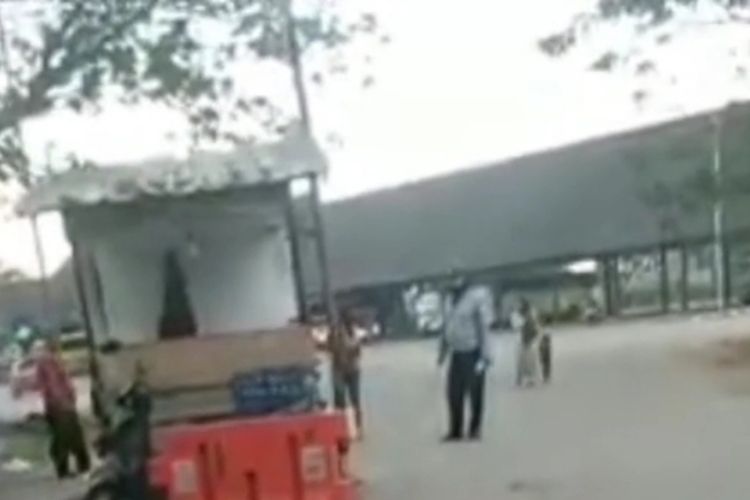 Potongan video yang memperlihatkan petugas penjaga di gerbang Terminal Daya meminta uang retribusi busi ke seorang wanita yang hendak masuk Terminal dengan hanya berjalan kaki.