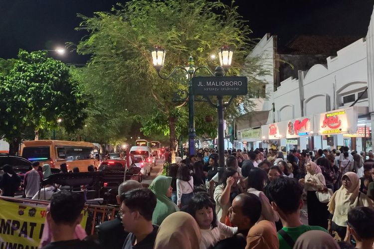 Suasana Jalan malionoro saat malam hari dipenuhi wisatawan Jumat (12/4/2024)