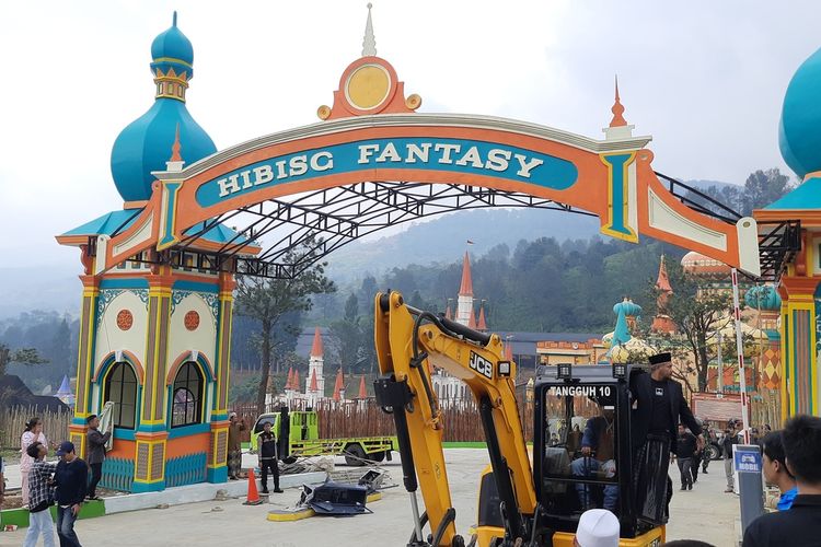 Wisata rekreasi Hibisc Fantasy Puncak Bogor, Jawa Barat, dibongkar. Tampak sejumlah alat berat sudah berada di lokasi, Kamis (6/3/2025).