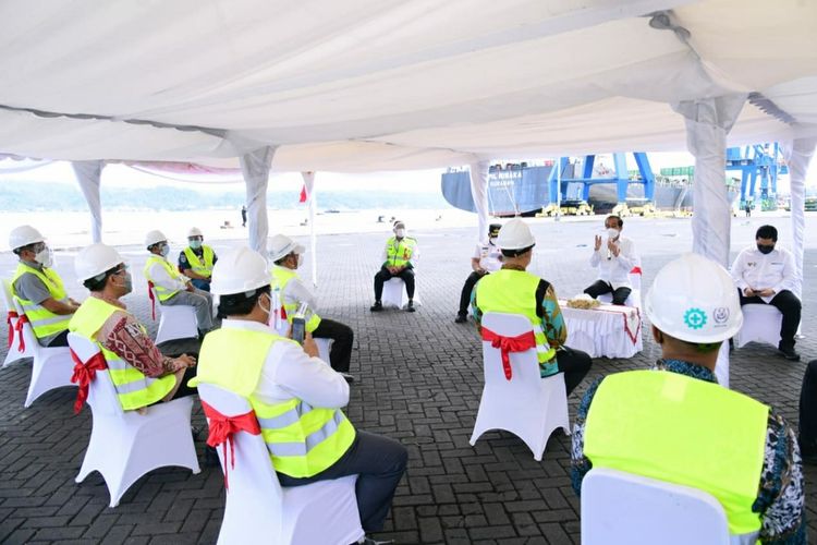 Presiden Joko Widodo didampingi Menteri BUMN, Erick Thohir, Menteri Perhubungan Budi Karya Sumadi dan Gubernur Maluku, Murad Ismail saat berdialog dengan pengusaha perikanan di Pelabuhan Yos Sudarso Ambon, Kamis (25/3/2021)