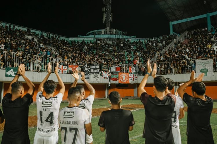 Pemain Bali United menyapa penonton seusai pertandingan uji coba melawan PSS Sleman yang berakhir dengan skor 1-2 di Stadion Maguwoharjo Sleman, Minggu (4/6/2022) malam.