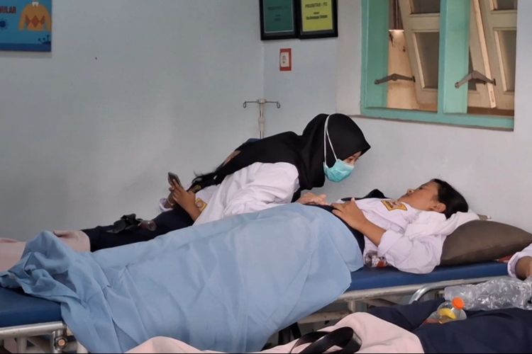 Siswa SMP Negeri 1 Boyolangu Tulungagung menjalani perawatan medis di Puskesmas Boyolangu diduga keracunan setelah menyantap MBG, Senin (13/10/2025).  