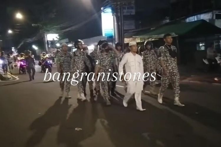 Tangkapan layar video viral pihak kepolisian membubarkan konvoi sejumlah massa, saat melakukan pawai obor sambut Bulan Ramadhan, di Jalan KS Tubun, Petamburan, pada Minggu (19/3/2023).