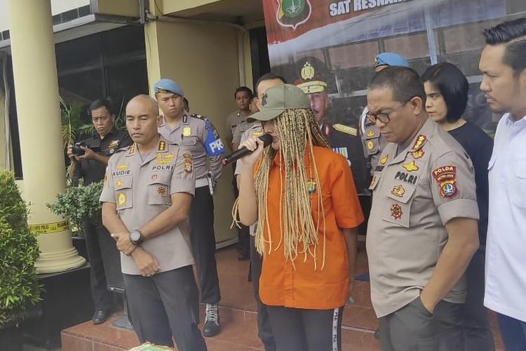 Lucinta Luna sembari menangis dalam jumpa pers di Polres Jakarta Barat, Kamis (13/2/2020). 