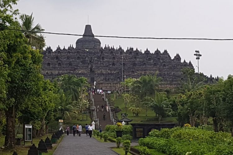 Pasca erupsi Gunung Merapi, Kamis (24/5/2018) Candi Borobudur tetap beroperasi normal, wisatawan pun tetap banyak berdatangan baik dari domestik maupun mancanegara.