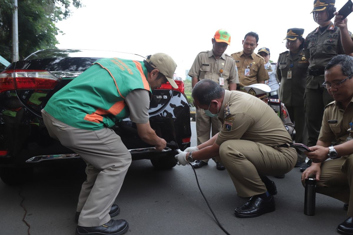 Uji emisi dilakukan Pemkot Jakarta Utara di Jalan Benyamin Suaeb, Pademangan, Jakarta Utara,Selasa (19/3/2019). 