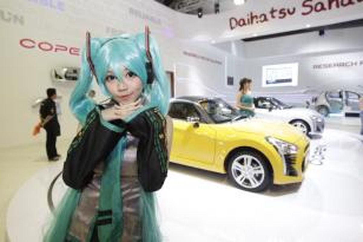 Model menggunakan kostum tokoh anime atau biasa disebut cosplay di stan Daihatsu di pameran 22nd Indonesia International Motor Show 2014, di JIExpo, Kemayoran, Jakarta Utara, Senin (22/9/2014). 