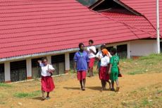 Angkutan Minim, Anak-anak Jayapura Harus Jalan Kaki 6 Km ke Sekolah