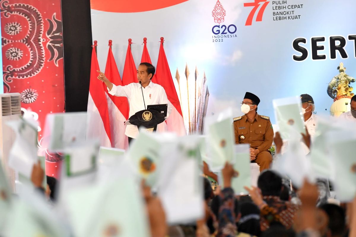 Presiden Joko Widodo memberikan sambutan dalam acara penyerahan sertifikat tanah untuk rakyat di Gelora Delta, Kabupaten Sidoarjo, Senin (22/8/2022). 