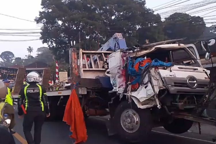 Adu Banteng Truk Fuso dan Mobil Pikap di Cianjur, 2 Kernet Tewas