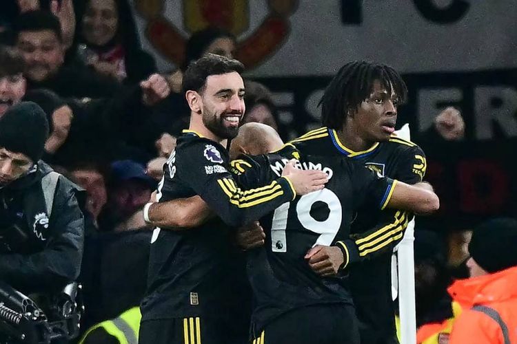 Patrick Dorgu merayakan gol dengan rekan satu timnya dalam pertandingan sepak bola Liga Inggris antara Arsenal vs Manchester United di Stadion Emirates di London pada 25 Januari 2026. (Foto oleh Ben STANSALL / AFP) 