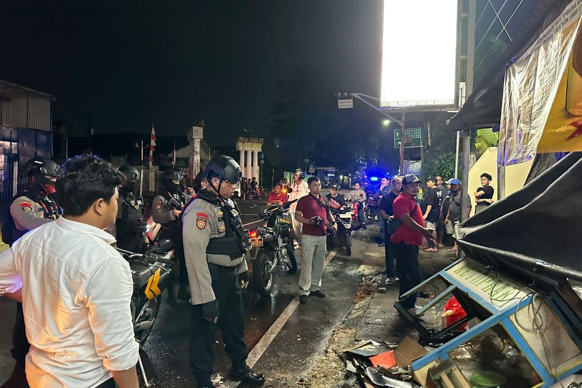Seorang pria merusak gerobak ketoprak di Jalan Siliwangi, Pancoran Mas, Kota Depok, Selasa (9/9/2025) malam.