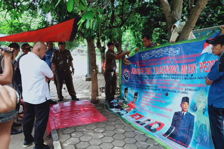 Spanduk King of The King di Kota Tangerang ditertibkan Polisi dan Satpol PP, Senin (27/1/2020)