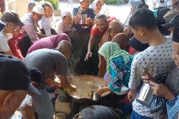 Relawan juru masak takjil bubur suro Sunan Bonang sedang membagikan kepada warga yang sedang berdesakan antri bubur untuk menu buka puasa, Rabu (20/3/2024).