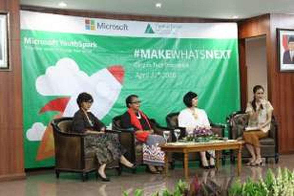 Dialog di Kantor Kementerian Pemberdayaan Perempuan dan Perlindungan Anak. Dari kiri ke kanan:  Ibu Natalia Soebagyo, Chair of the Executive Board, Transparency International Indonesia on behalf of Prestasi Junior Indonesia; Ibu Yohana Yembise, Menteri Pemberdayaan Perempuan dan Perlindungan Anak; Ibu Mira Soetjipto, Human Resources Director, Microsoft Indonesia.