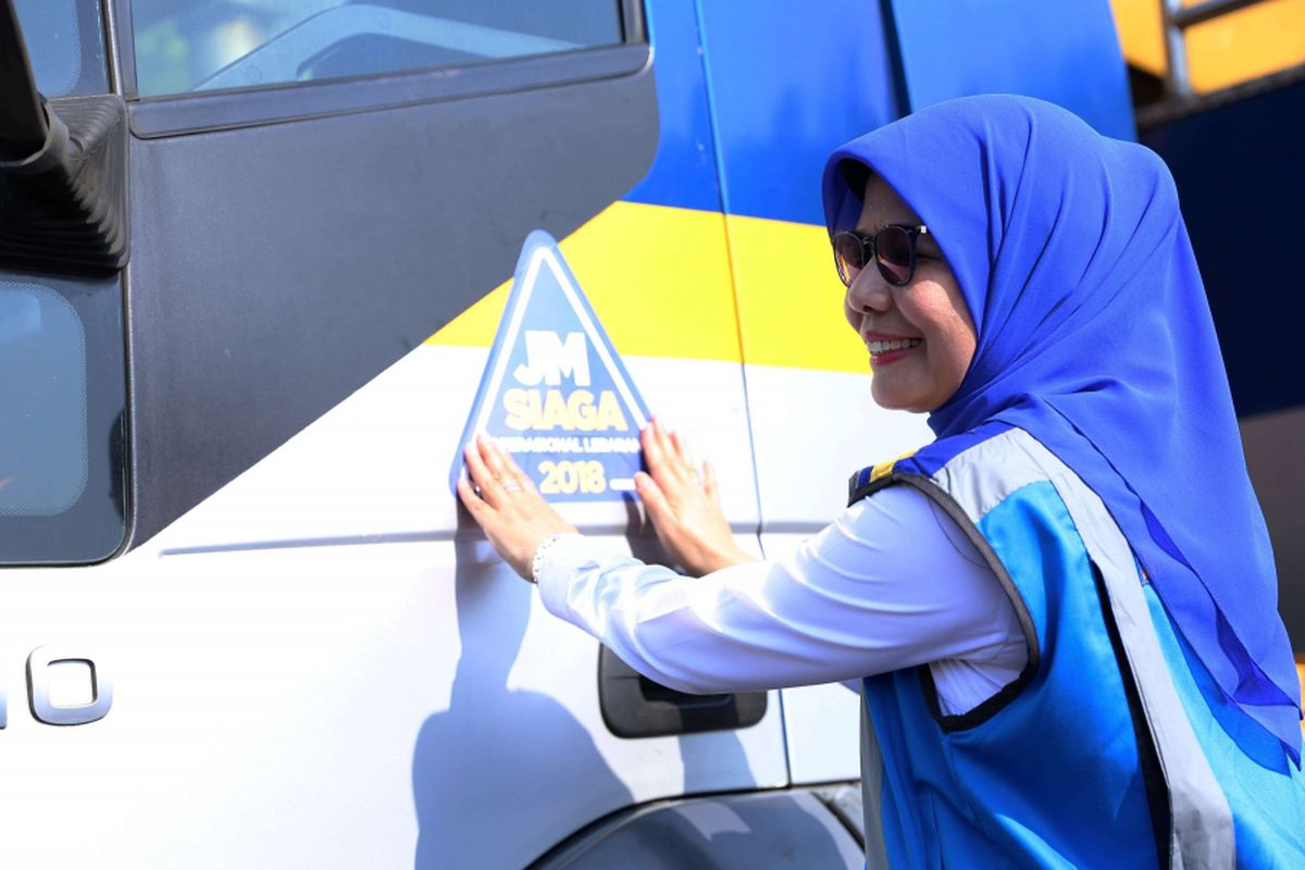 Direktur Utama PT Jasa Marga (Persero) Tbk Desi Arryani menempelkan secara simbolis  sticker bertuliskan  siaga operasional lebaran pada mobil petugas saat apel siaga operasional lebaran di Kantor Jasa Marga, Plaza Tol Taman Mini Indonesia Indah, Jakarta, Senin (7/5/2018). PT Jasa Marga (Persero) Tbk melakukan persiapan arus mudik dan arus balik Lebaran 2018 guna memastikan kelancaran arus lalu lintas kendaraan yang melintas di ruas tol.