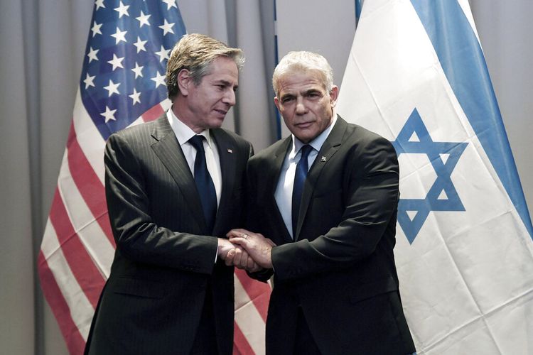 Menteri Luar Negeri AS Antony Blinken, kiri bertemu dengan Menteri Luar Negeri Israel Yair Lapid, di Riga, Latvia, Senin, 7 Maret 2022. 