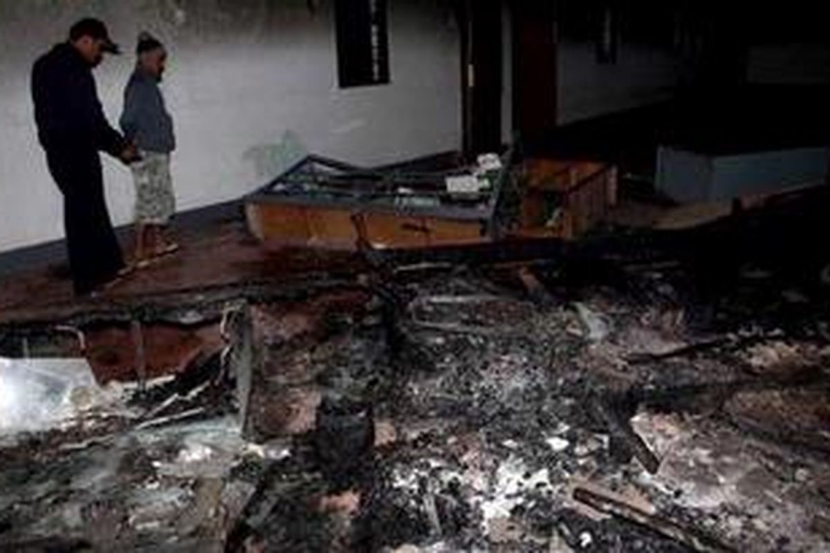 Warga melihat masjid yang dibakar massa di Ciampea Udik RW. 5, Kecamatan Ciampea, Kabupaten Bogor, Jawa Barat, Sabtu (2/10/2010). Massa menyerang desa yang dihuni sekitar 500 jemaah Ahmadiyah, menghancukan belasan rumah dan membakar dua rumah dan satu masjid.