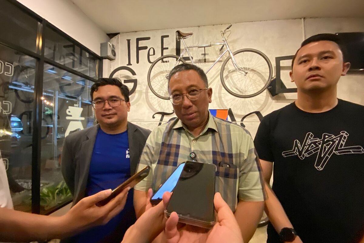 Pasangan calon wali kota dan wakil kota Bandung, Haru Suandharu (tengah), Dhani Wirianata (baju hitam), dan Ketua Relawan Hanimun, Angga Kusnan Qadafi (baju biru) usai acara deklarasi relawan Hanimun di Kamikamu Cafe, Antapani, Kota Bandung, Senin (14/10/2024) malam.