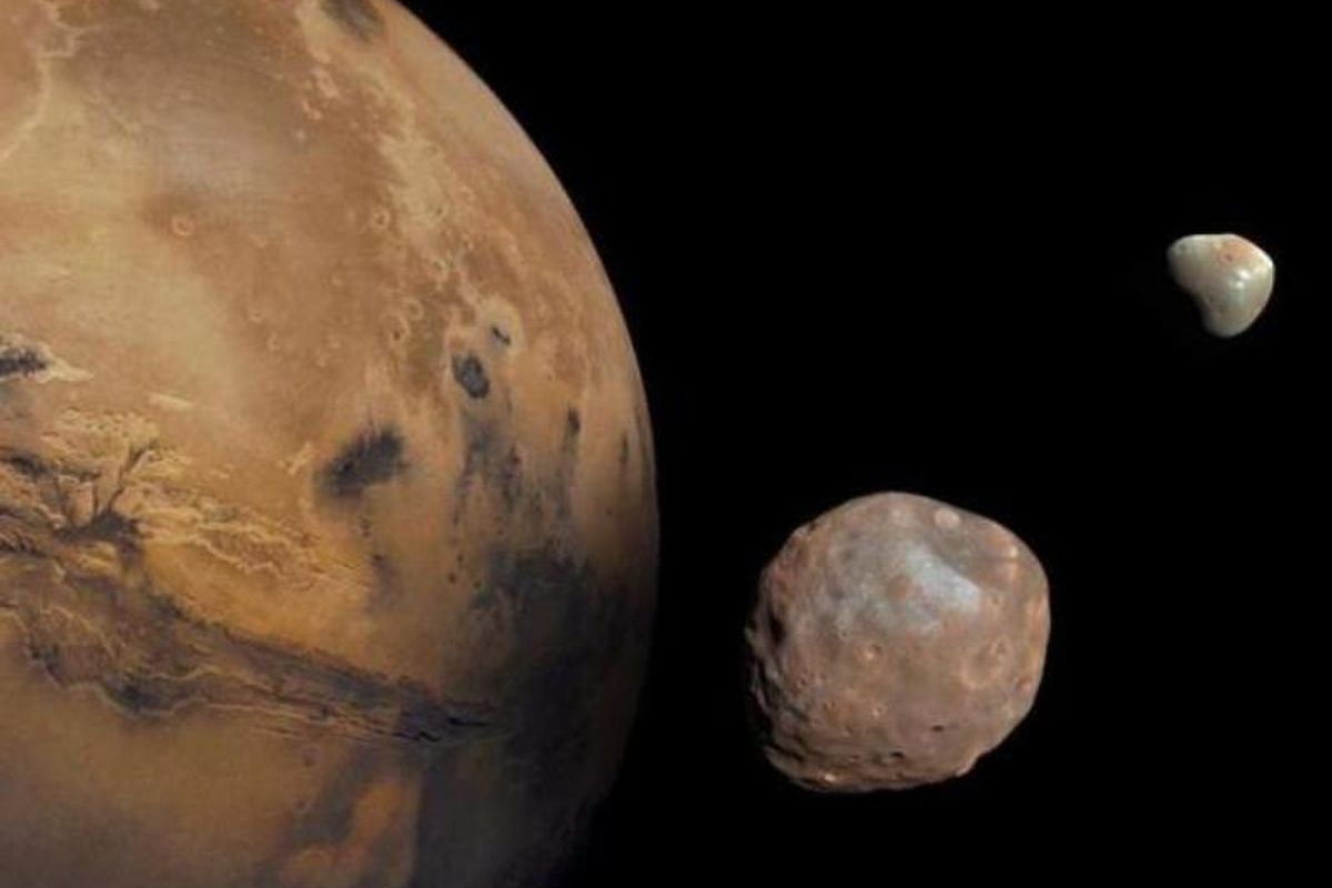 Mars bersama dua bulannya. Bulan yang dekat dengan Mars disebut Phobos, sedang satunya bernama Deimos.