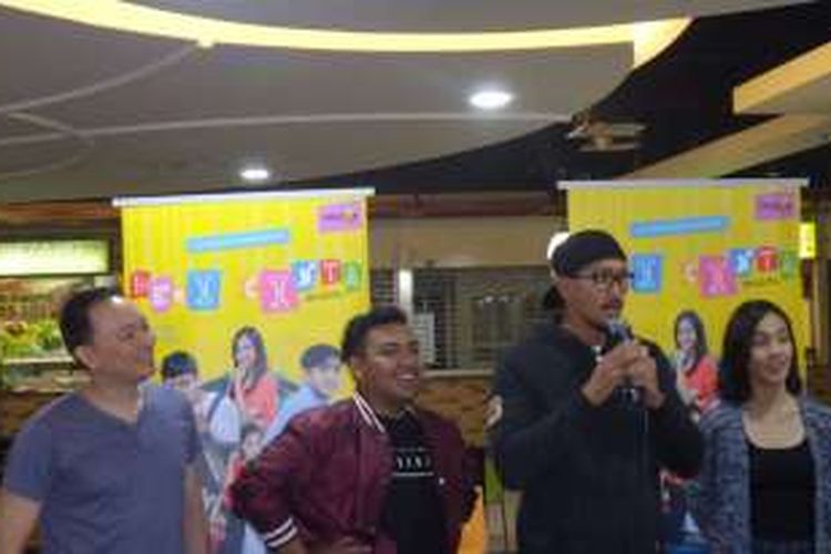 Verdi Solaiman (paling kiri) saat menghadiri acara meet & greet film Demi Cinta bersama pemain lainnya di Blok M Square, Jakarta Selatan, Minggu (15/162017).
