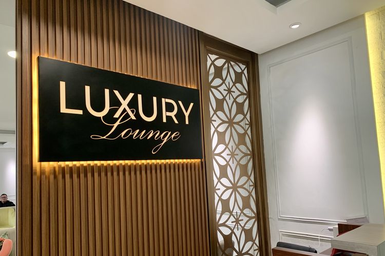 Area tunggu di Stasiun Gambir tidak terbatas pada kursi-kursi dengan colokan gratis di lantai satu maupun dua, melainkan fasilitas premium berupa Luxury Lounge. Luxury Lounge di Stasiun Gambir berlokasi di lantai satu. Dari arah pintu masuk selatan, ruang tunggu ini berada di sebelah kiri pojok stasiun.