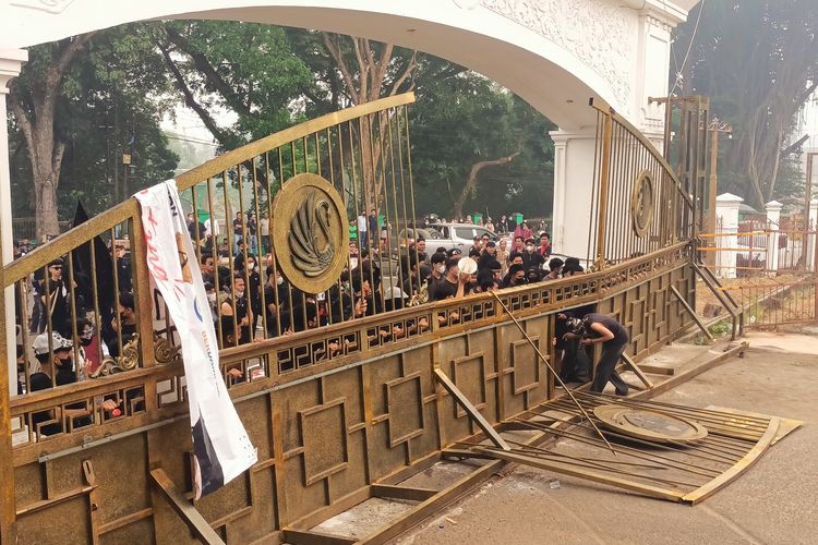 Massa Demo Karhutla di Jambi Laporkan Gubernur ke Prabowo: Jangan Mau Dibohongi Al Haris Pak