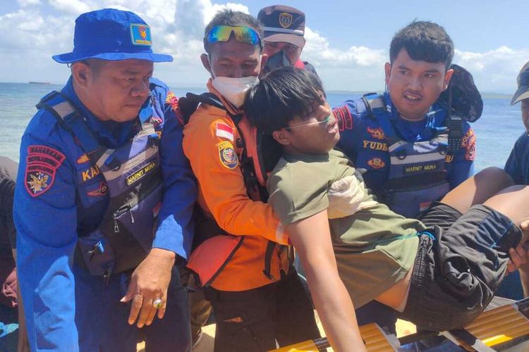 Sebuah Kapal Bawa Bahan Kimia Terbakar di Perairan Kabaena, 2 Orang Tewas