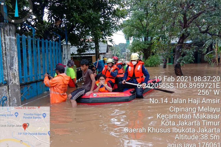 Petugas damkar mengevakuasi korban banjir di Cipinang Melayu, Jakarta Timur, Jumat (19/2/2021)
