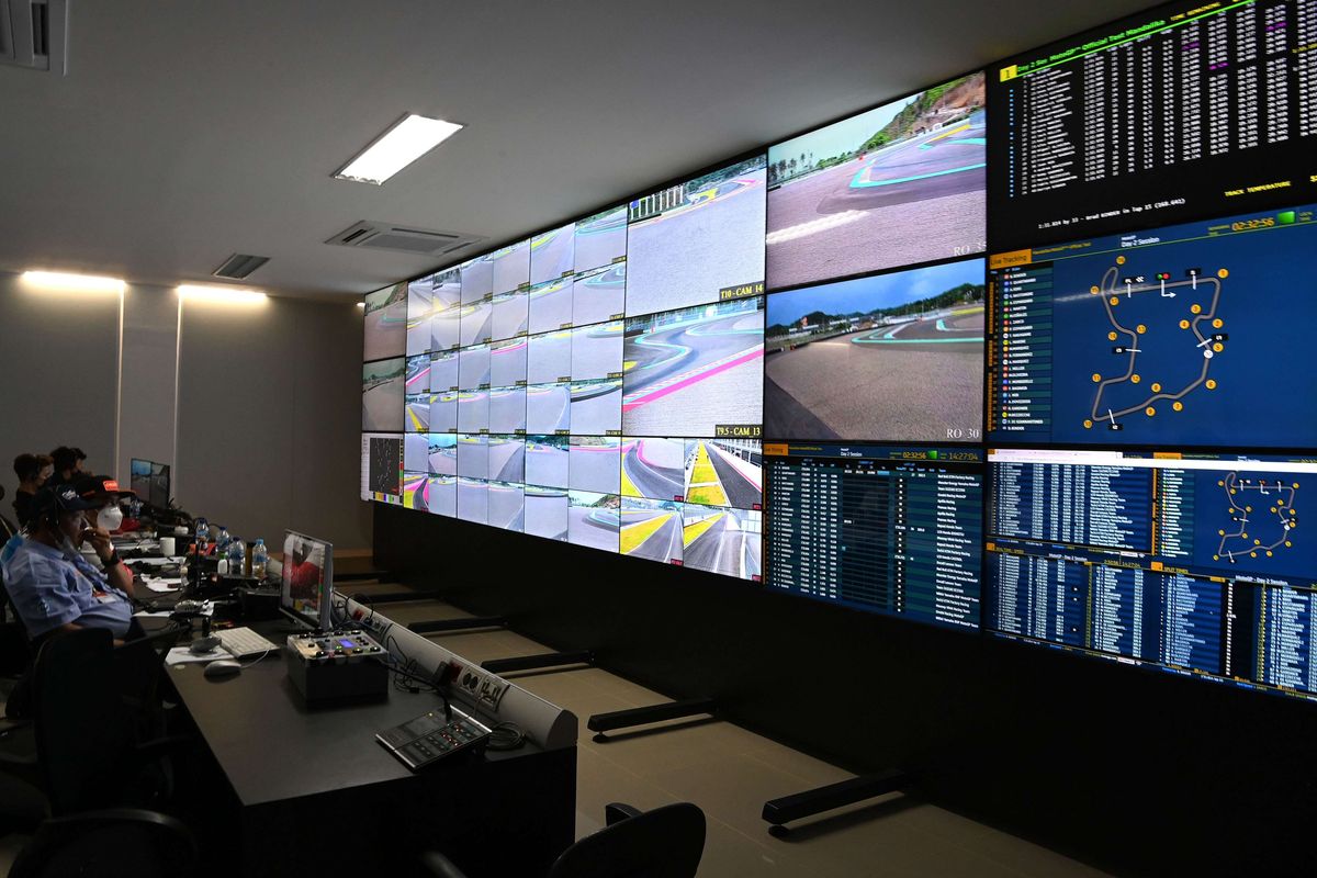 Petugas mengawasi jalannya tes pramusim MotoGP 2022 hari kedua melalui layar monitor di ruang Race Control Pertamina Mandalika International Street Circuit, Lombok Tengah, NTB, Sabtu (12/2/2022). Sesi tes pramusim di sirkuit Mandalika tersebut akan berlangsung hingga Minggu (13/2/2022). ANTARA FOTO/Andika Wahyu/pras.