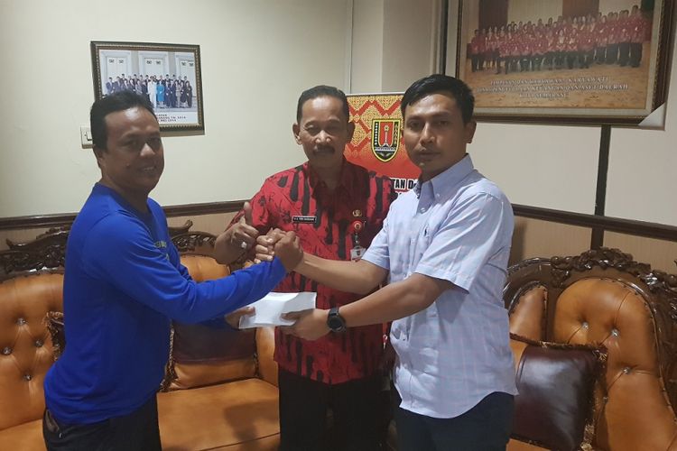 Kepala Badan Pendapatan Daerah (Bapenda) Kota Semarang, Yudi Mardiana, mewakili Hendrar Prihadi secara simbolis memberikan bantuan 10 armada bus kepada perwakilan suporter PSIS dan manajemen PSIS, Kamis (19/4/2018).
