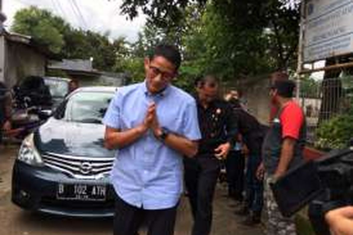 Calon wakil gubernur DKI Jakarta nomor pemilihan 3, Sandiaga Uno saat mengunjungi Kampung Sawah Balong, Jakarta, Rabu (2/11/2016).