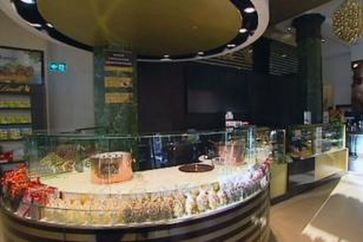 Suasana di dalam Lindt cafe sebelum dibuka resmi hari Jumat.