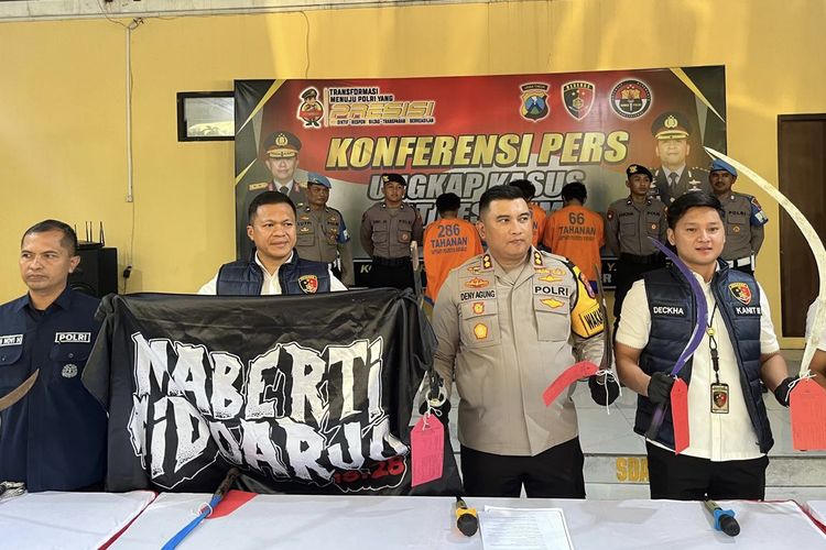 Barang bukti gangster yang digerebek di Sidoarjo, Selasa (21/5/2024).